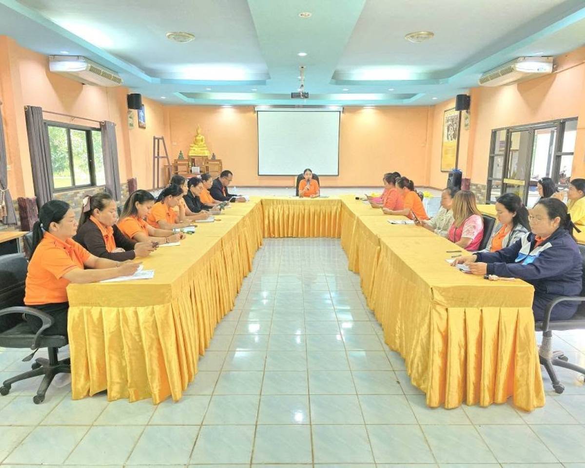 นางสาวสุดารัตน์ สมบัติกำไร รองปลัดเทศบาลตำบลปะโค เป็นประธานประชุม ครูศูนย์พัฒนาเด็กเล็กสังกัดเทศบาลตำบลปะโคและครูโรงเรียนอนุบาลเทศบาลตำบลปะโค ประจำเดือน กรกฎาคม เพื่อมอบนโยบายในการปฏิบัติงาน ณ ห้องประชุมเทศบาลตำบลปะโค อำเภอกุดจับ จังหวัดอุดรธานี