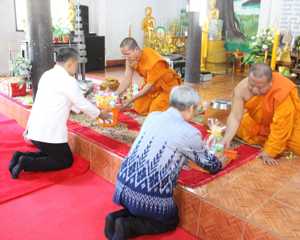 นายเสกสรรค์ จูมพลหล้า นายอำเภอกุดจับ (ประธานในพิธี) ในวันธรรมสวนะ ตามโครงการสร้างความปรองดองสมานฉันท์ โดยใช้หลักธรรมทางศาสนา ขยายผลสู่ หมู่บ้านศีลธรรม ณ วังใหม่เชียงคง บ้านพักกาดย่า หมู่บ้าน 7 ตำบลปะโค อำเภอกุดจับ จังหวัดอุดรธานี